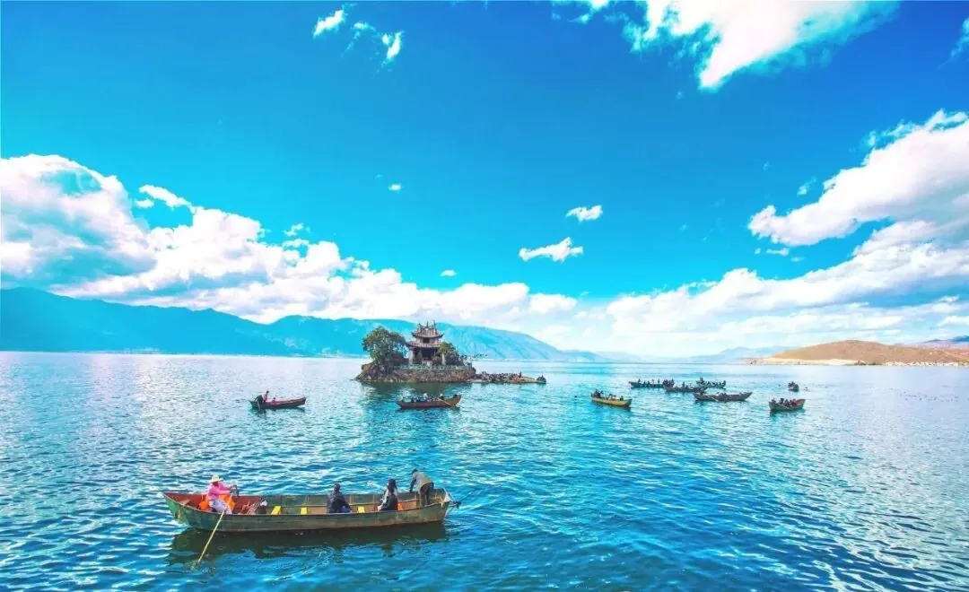 A boat on Erhai Lake, Dali