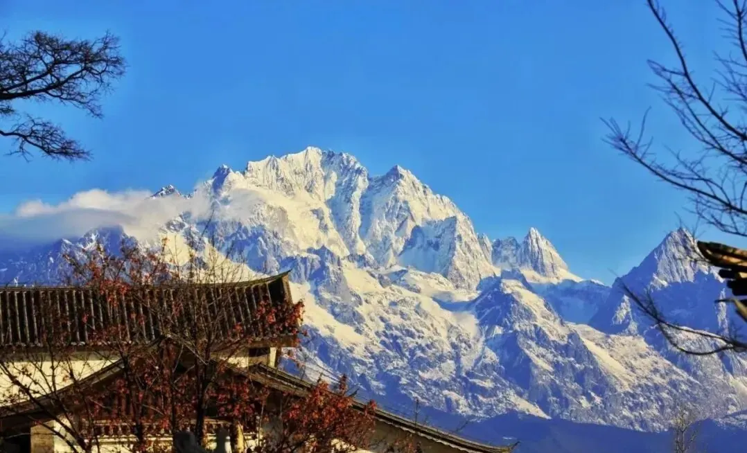 Snowy peaks above Lijiang’s rooftops