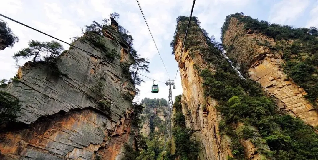 A cable car between the cliffs